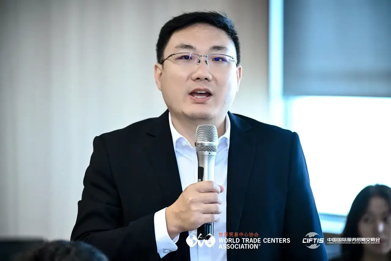 闭门会主旨发言嘉宾手持话筒分享